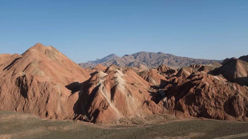 Cover Image for China’s Great Wall in the Desert and the Striped Mountains